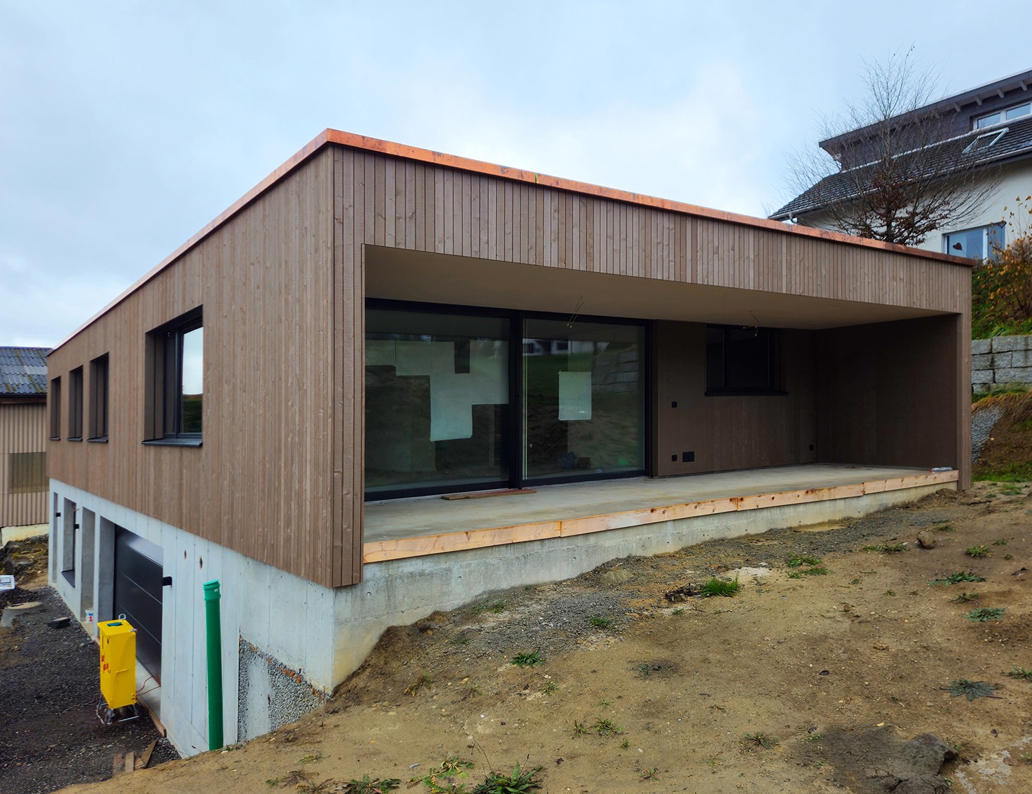 Baukörper, zweiter Winkel: Sichtbetonsockel und Loggia