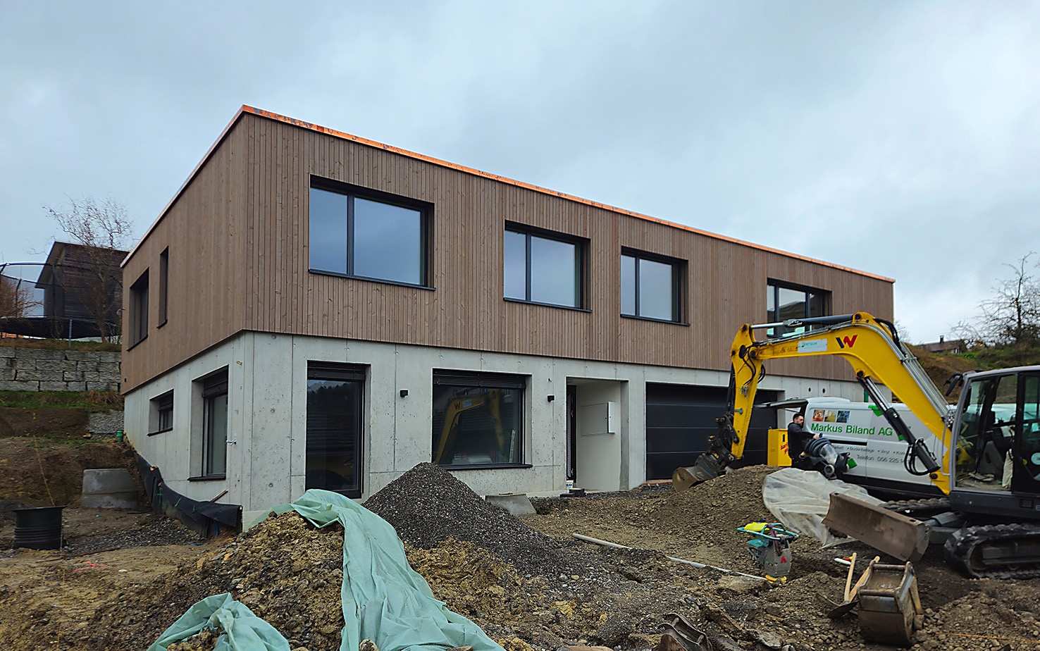 Rohbau mit Sichtbeton und Holzfassade, Baustelle